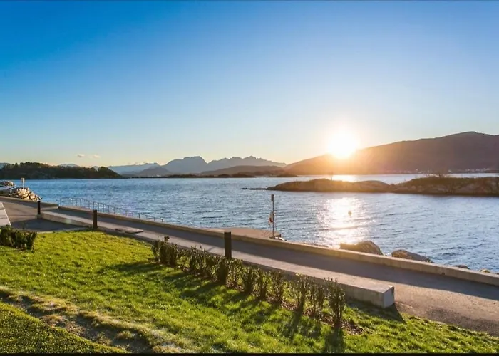 Apartamento New By The Sea With Fjord View, Parking! *