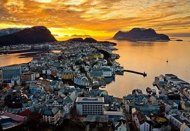 شقة New By The Sea With Fjord View, Parking! Ålesund